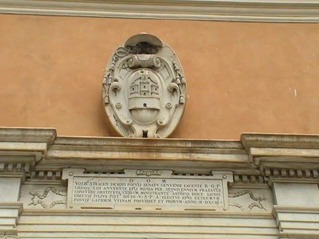 Ajaccio, 2008: герб и латинская надпись над входом в здание