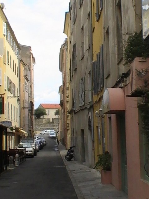 Ajaccio, 2008: узкая улочка между старыми домами с жёлтыми и розовыми фасадами