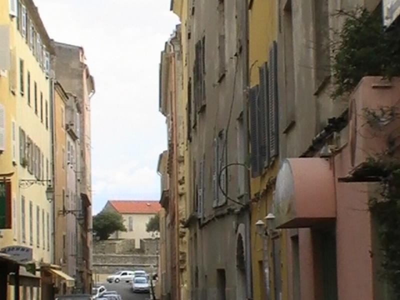 Ajaccio, 2008: узкая улочка между старыми домами с жёлтыми и розовыми фасадами