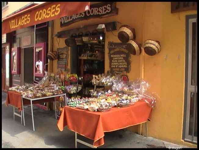 Ajaccio, 2008: лавка «Villages Corses» с корсиканскими деликатесами у желтой стены