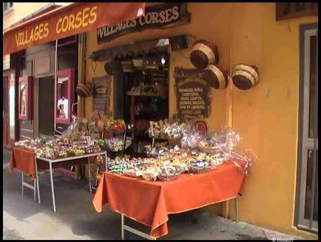Ajaccio, 2008: лавка «Villages Corses» с корсиканскими деликатесами у желтой стены