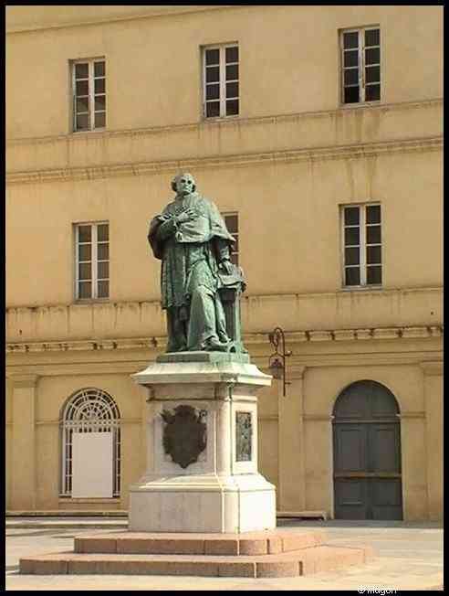 Памятник в Ajaccio, Франция, 2008: бронзовая фигура на мраморном постаменте перед классическим фасадом