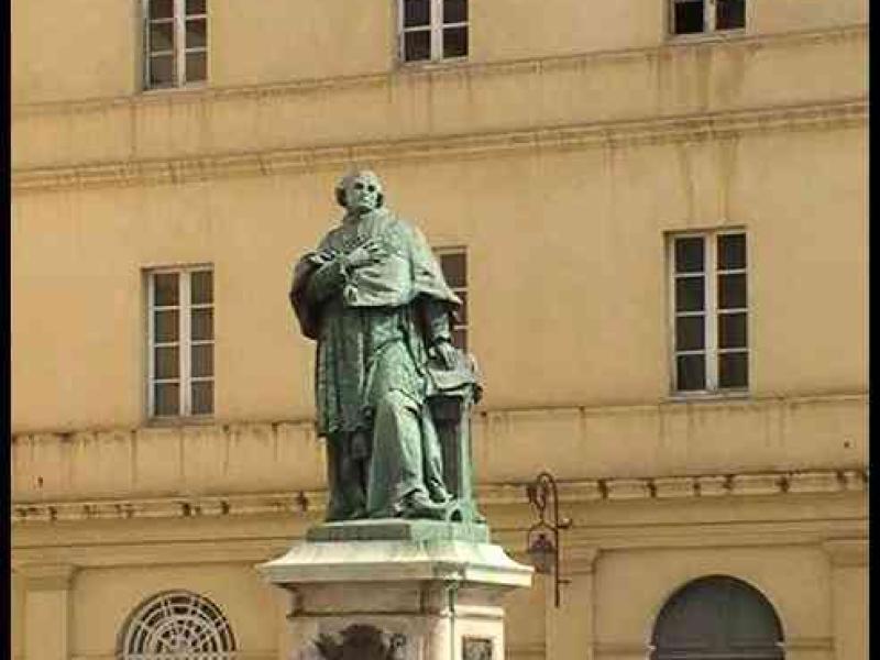 Памятник в Ajaccio, Франция, 2008: бронзовая фигура на мраморном постаменте перед классическим фасадом