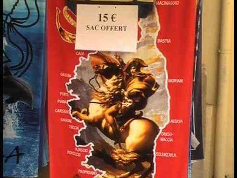 Ajaccio, 2008: красный полотенце с картой Корсикы и всадником