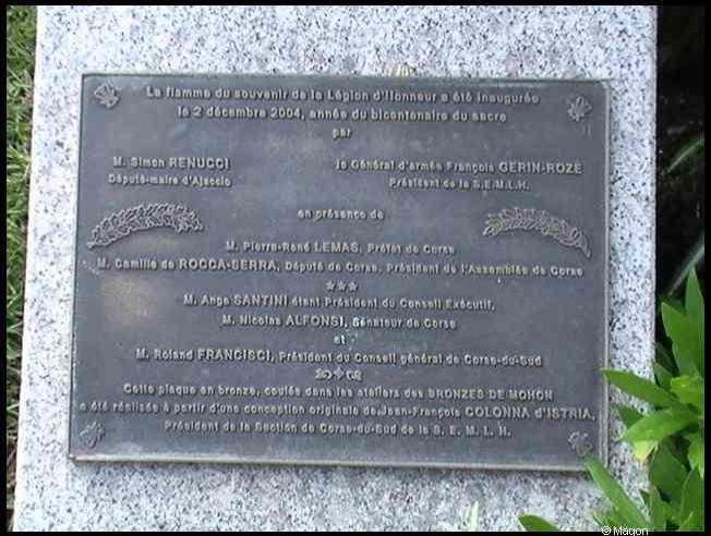 Памятная доска в Аяччо, 2008: «Фламма дю сувен»