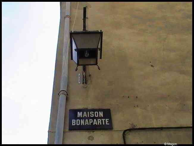 Ajaccio, 2008: фасад с вывеской «MAISON BONAPARTE» и старинным фонарём