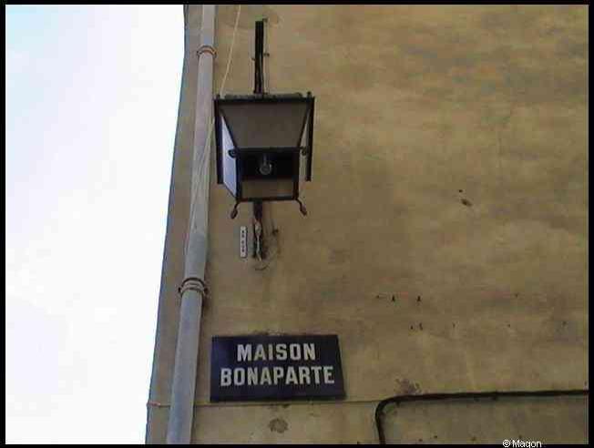 Ajaccio, 2008: фасад с вывеской «MAISON BONAPARTE» и старинным фонарём