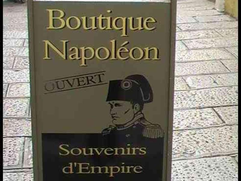 Ajaccio, 2008: вывеска «Boutique Napoléon» на каменной улице