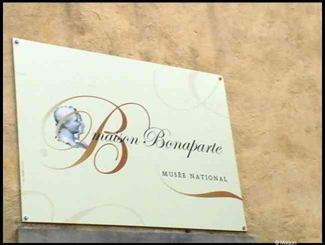 Музей Бонапарте в Аяччо, 2008: вывеска с профилем и «Maison Bonaparte»