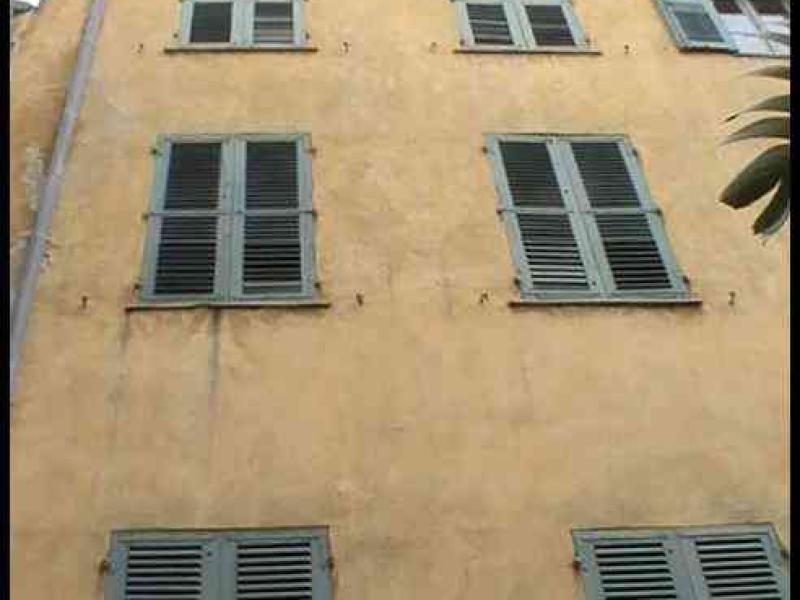 Ajaccio, 2008: жёлтая стена с тёмно-зелёными ставнями и капельной ржавчиной на трубе