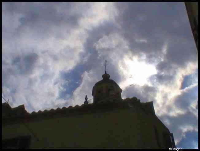 Ajaccio, 2008: купол церкви над черепичной крышей под драматическим небом