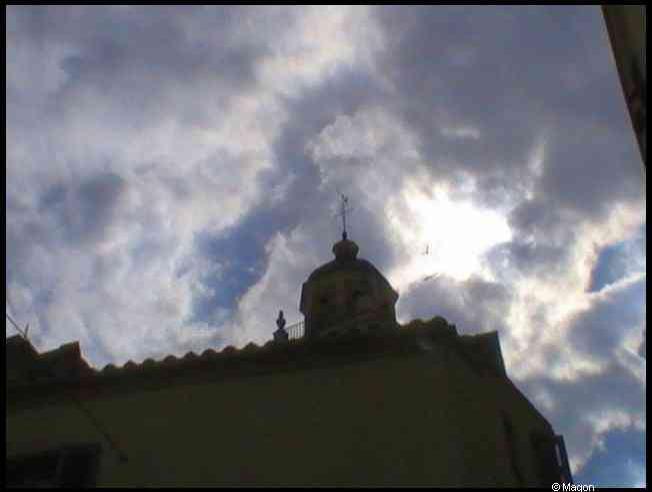 Ajaccio, 2008: купол церкви над черепичной крышей под драматическим небом