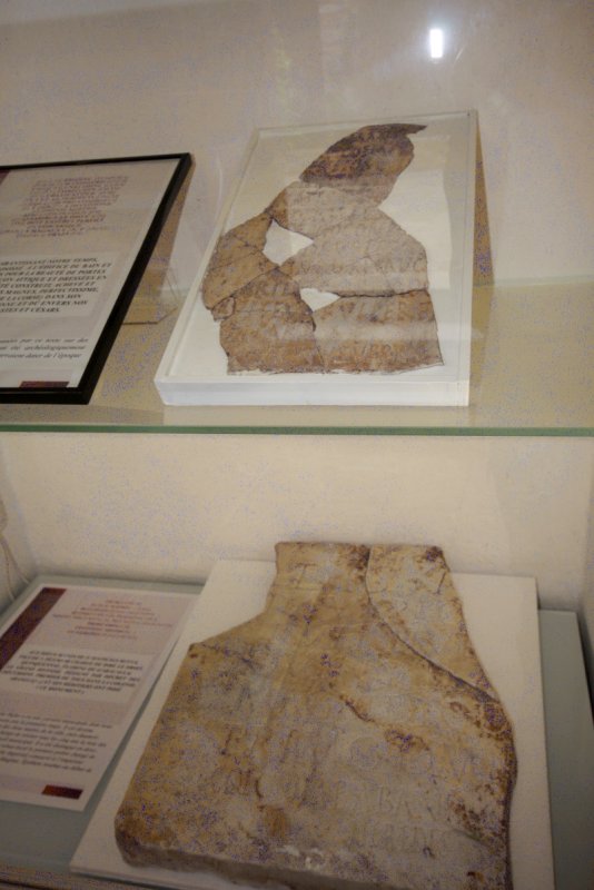 Алерия, Корсика, 2008: фрагменты античной керамики в музейном стекле