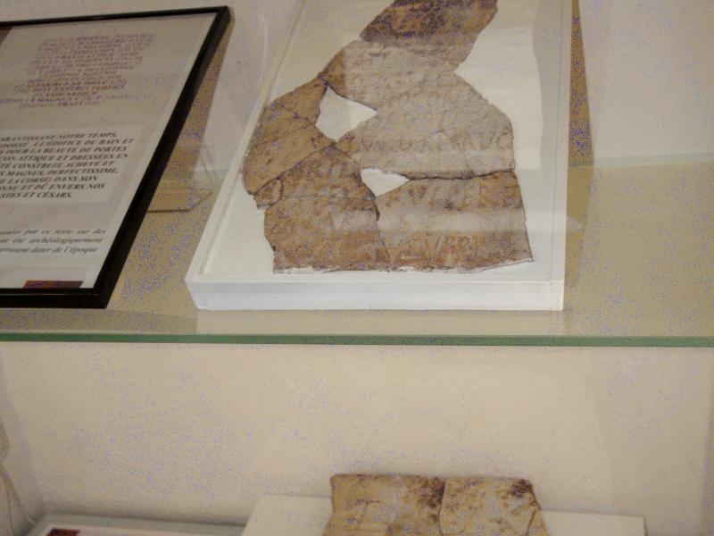 Алерия, Корсика, 2008: фрагменты античной керамики в музейном стекле