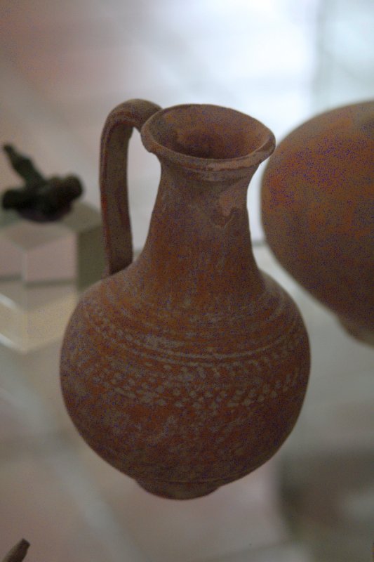 Алерия, Корсика, 2008: глиняная амфора с ручкой и кольцевыми насечками