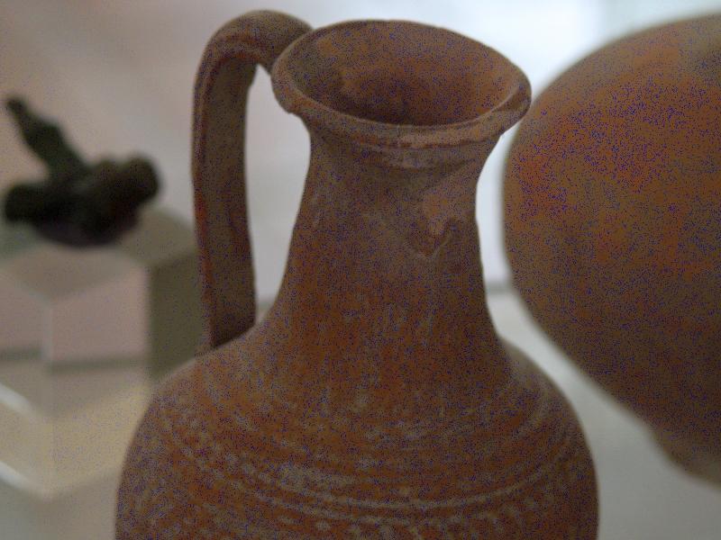 Алерия, Корсика, 2008: глиняная амфора с ручкой и кольцевыми насечками