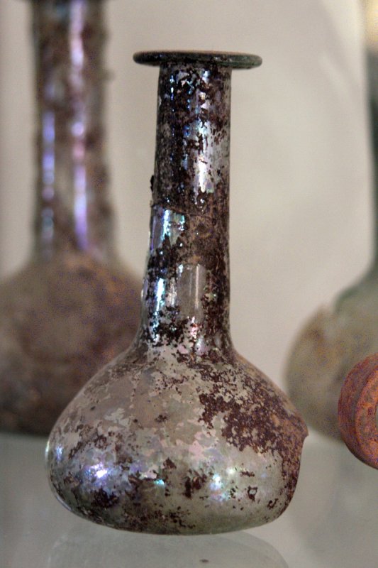 Алерия, Корсика, 2008: римская стеклянная амфора с патиной времени