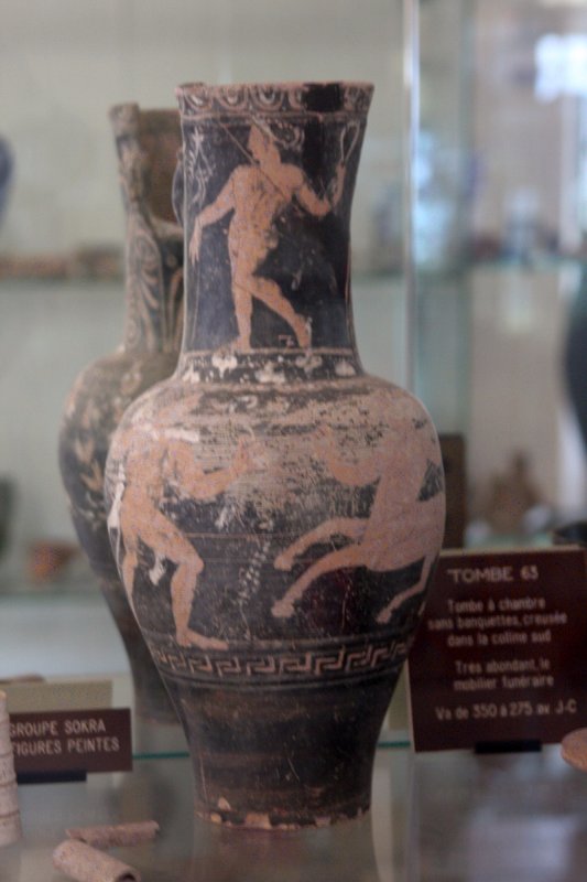 Алерия, Корсика, 2008: амфора с фигурами в стиле чёрнофигурной керамики