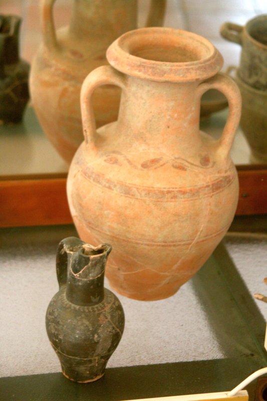 Алерия, Корсика, 2008: глиняные амфоры и кувшин в музейном стекле