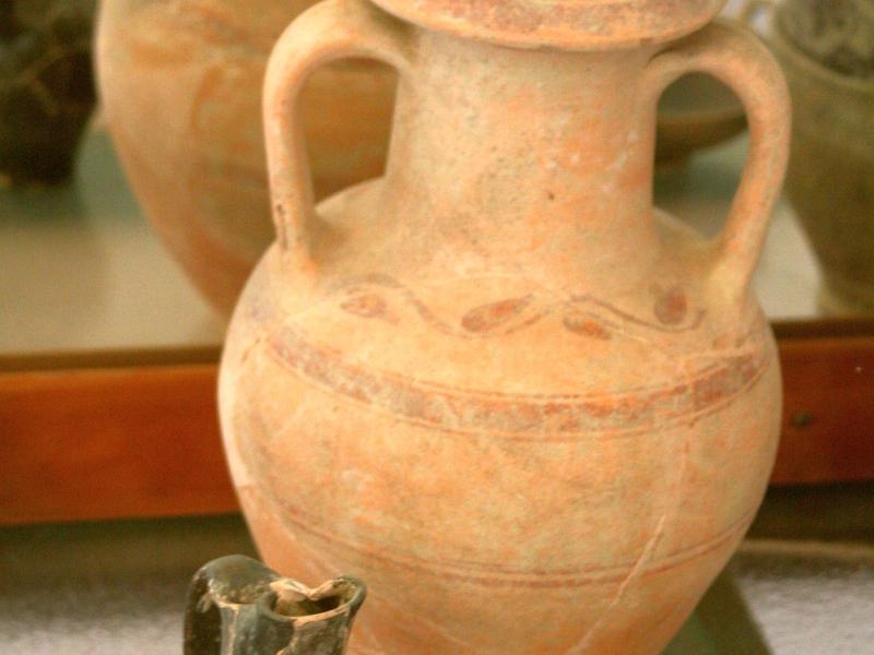 Алерия, Корсика, 2008: глиняные амфоры и кувшин в музейном стекле