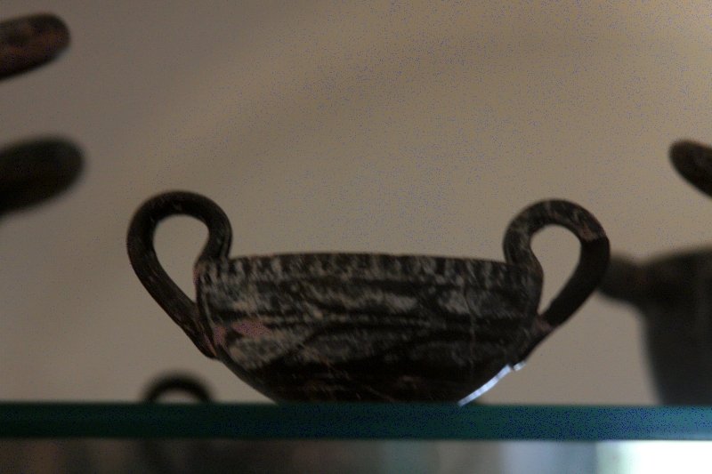 Алерия, Корсика, 2008: чернофигурная чаша с изогнутыми ручками