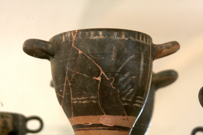 Алерия, Корсика, 2008: чернофигурная кубка с трещинами и остатками красной глазури