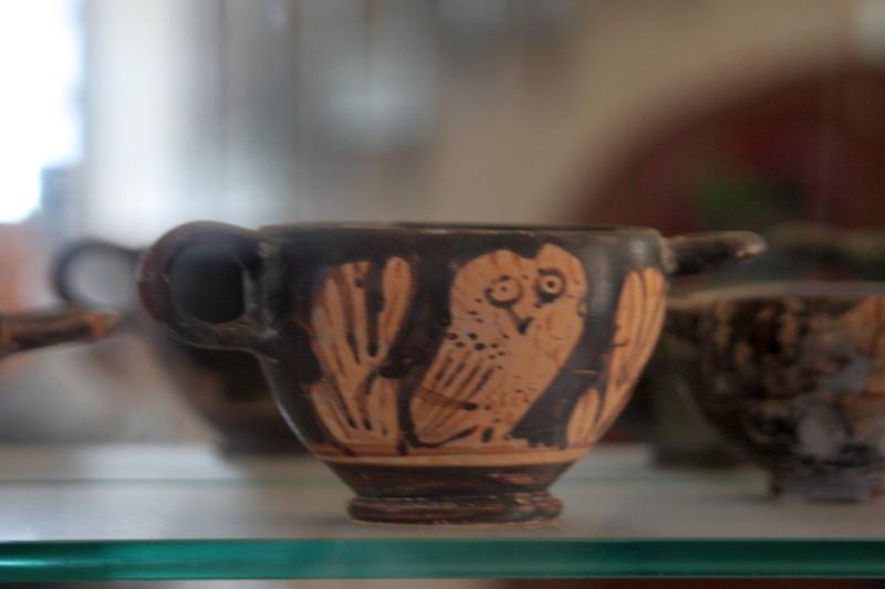 Алерия, Корсика, 2008: керамическая чашка с совой в музейном стекле