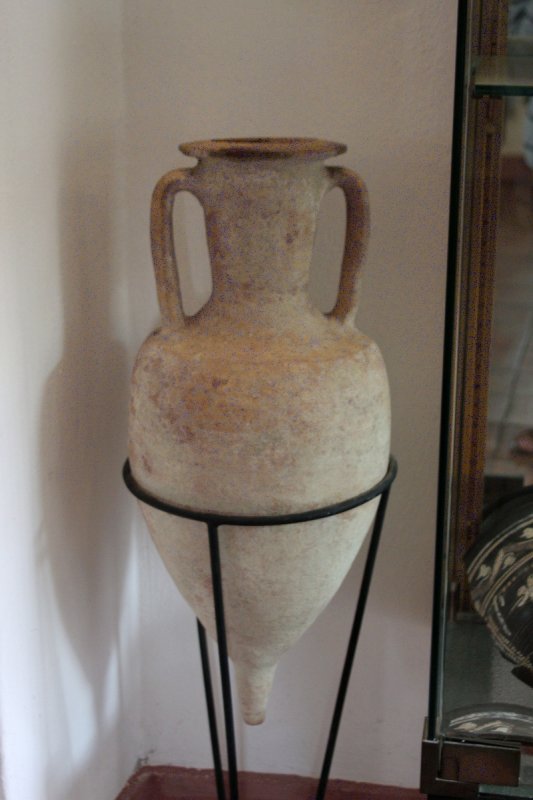 Алерия, Корсика, 2008: амфора с двумя ушками в стеклянной витрине