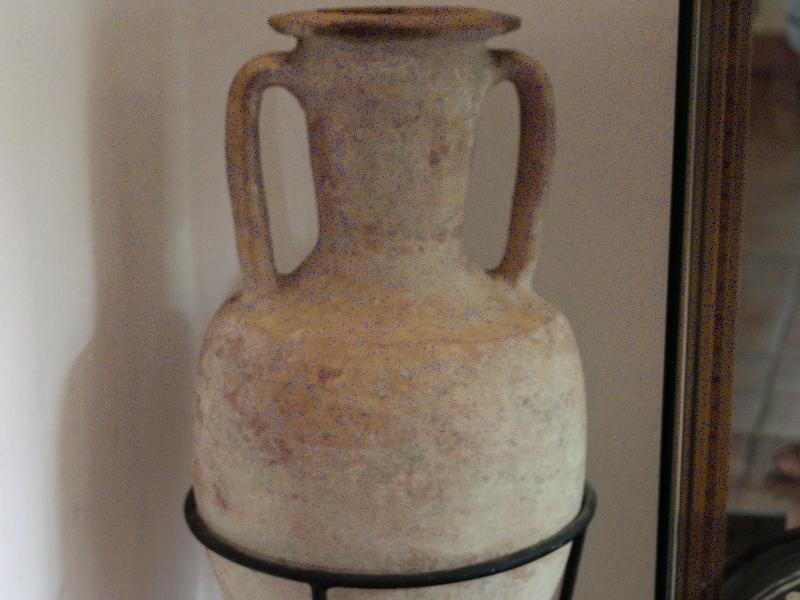 Алерия, Корсика, 2008: амфора с двумя ушками в стеклянной витрине