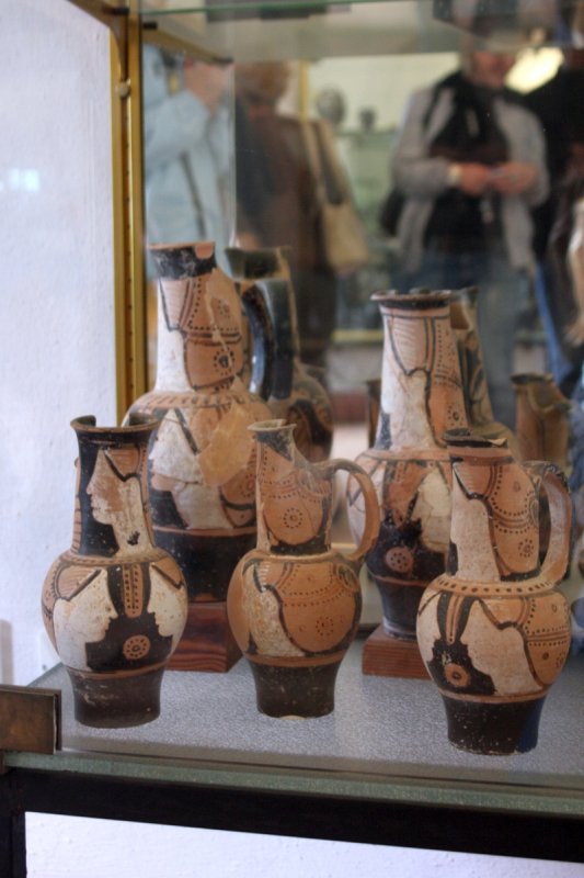 Алерия, Корсика, 2008: археологические керамические сосуды в витрине музея