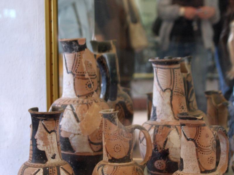 Алерия, Корсика, 2008: археологические керамические сосуды в витрине музея