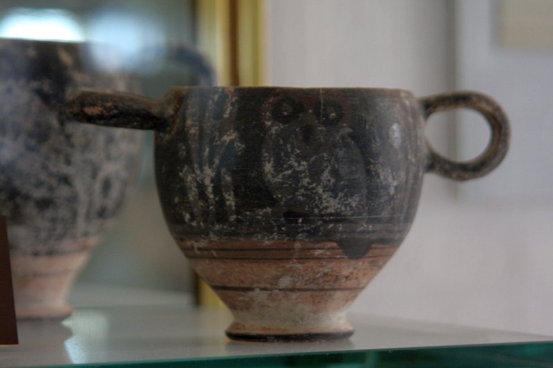 Алерия, Корсика, 2008: керамическая чаша с совой
