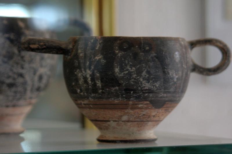 Алерия, Корсика, 2008: керамическая чаша с совой