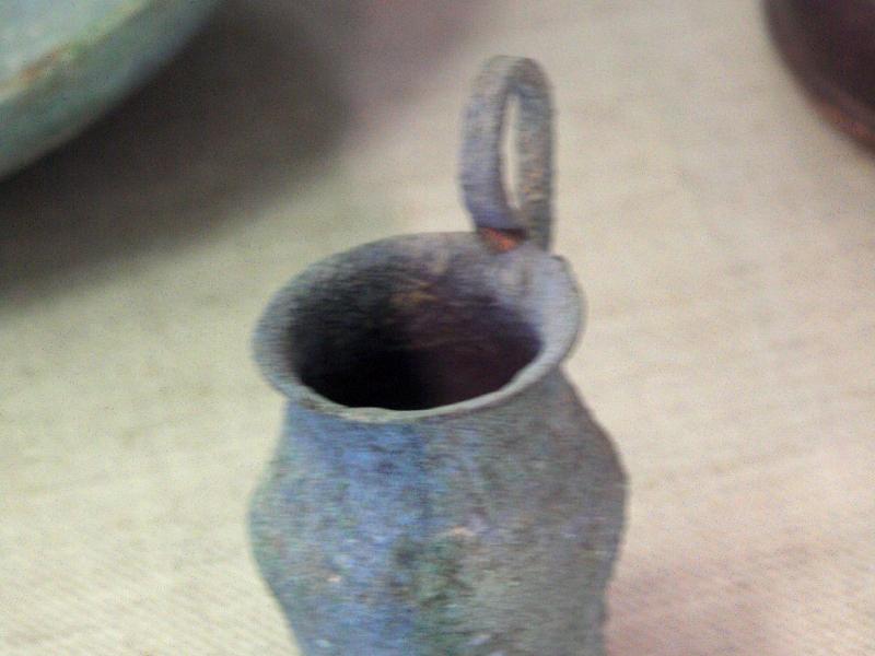 Алерия, Корсика, 2008: малая бронзовая кружка с ушком
