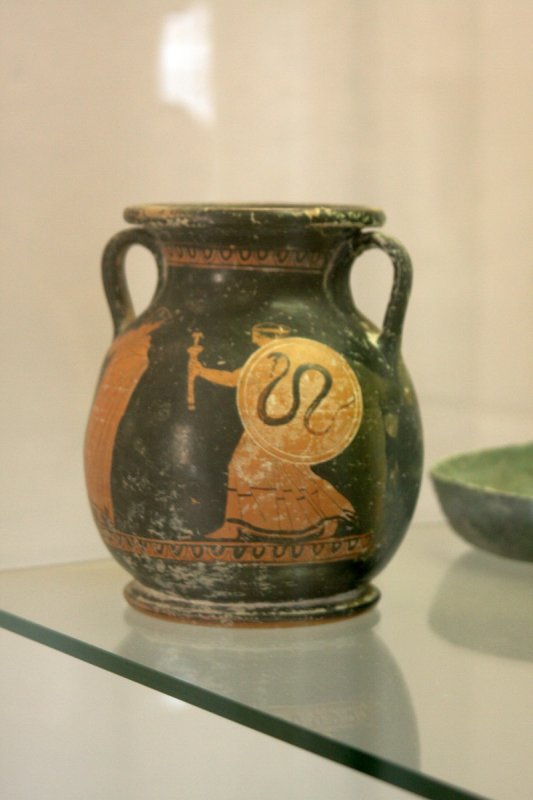 Алерия, Корсика, 2008: амфора с изображением женщины и змеей