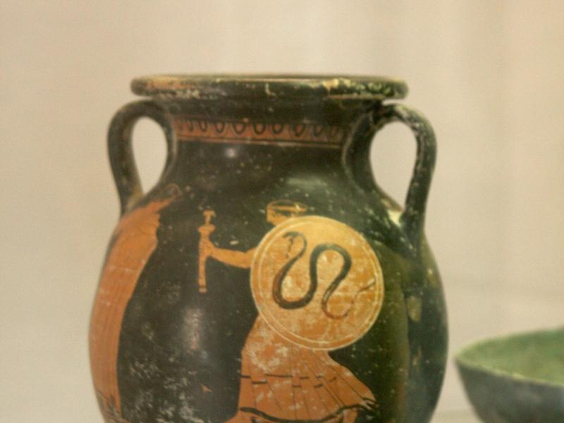 Алерия, Корсика, 2008: амфора с изображением женщины и змеей