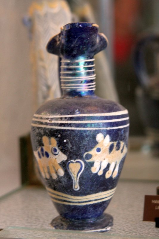 Алерия, Корсика, 2008: синяя амфора с зебрами и сердцем