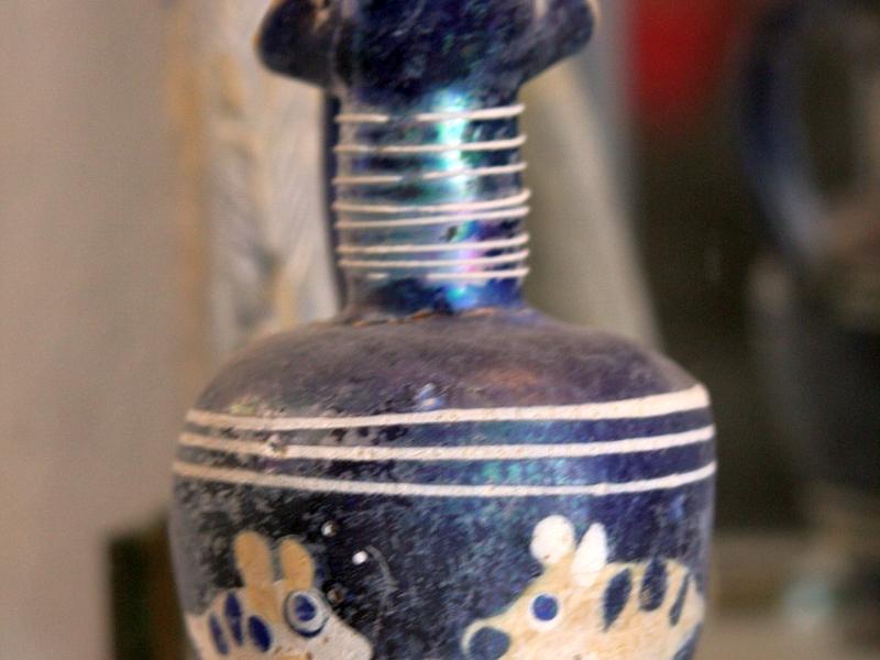 Алерия, Корсика, 2008: синяя амфора с зебрами и сердцем