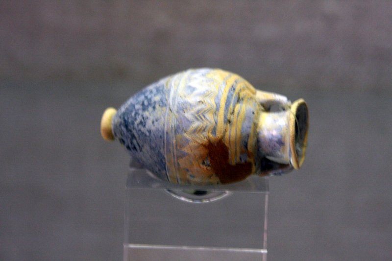 Алерия, Корсика, 2008: амфора с волнистым орнаментом