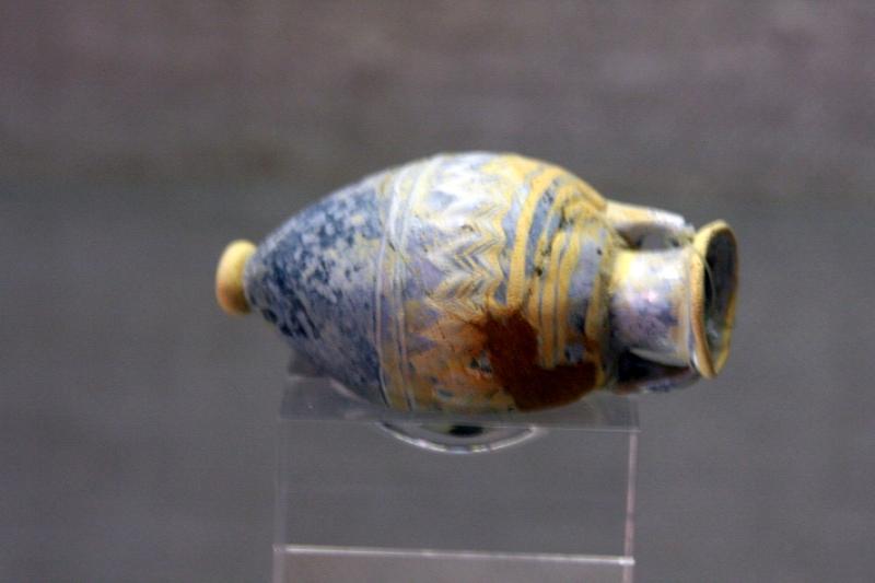 Алерия, Корсика, 2008: амфора с волнистым орнаментом