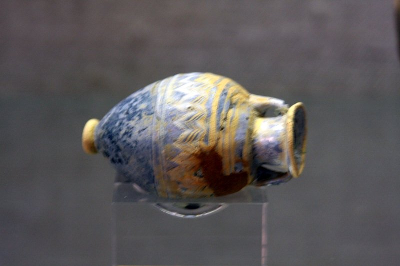 Алерия, Корсика, 2008: амфора с желто-синей росписью