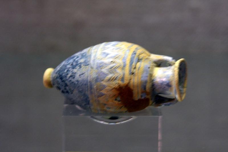 Алерия, Корсика, 2008: амфора с желто-синей росписью