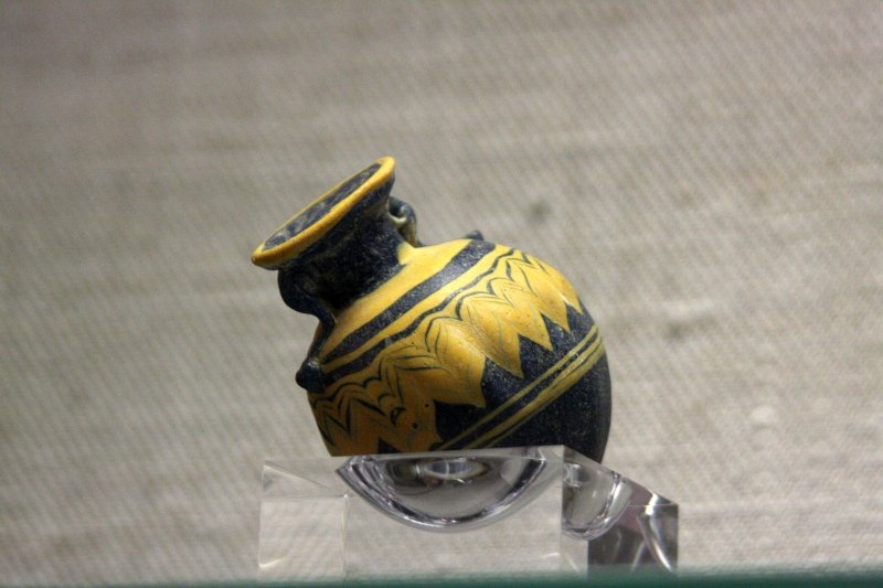 Алерия, Корсика, 2008: маленькая амфора с жёлтыми листьями
