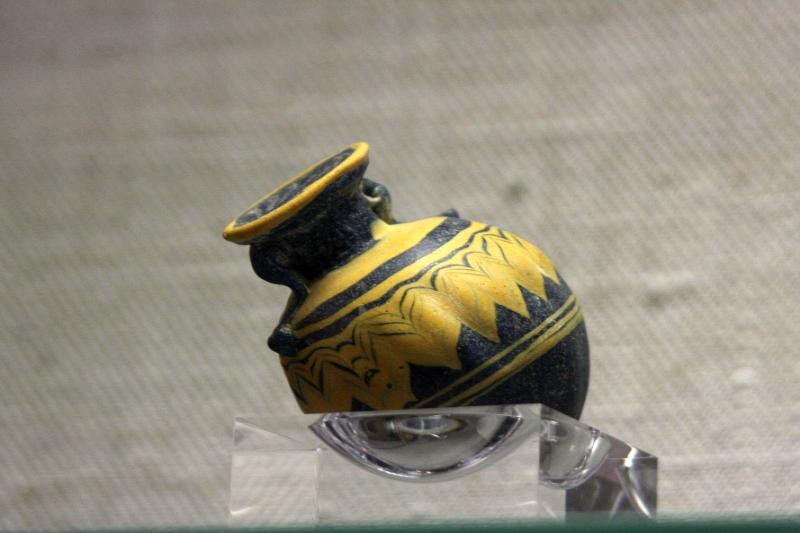 Алерия, Корсика, 2008: маленькая амфора с жёлтыми листьями