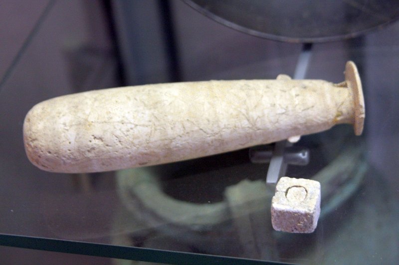 Алерия, Корсика, 2008: керамический сосуд и кубик с отверстием