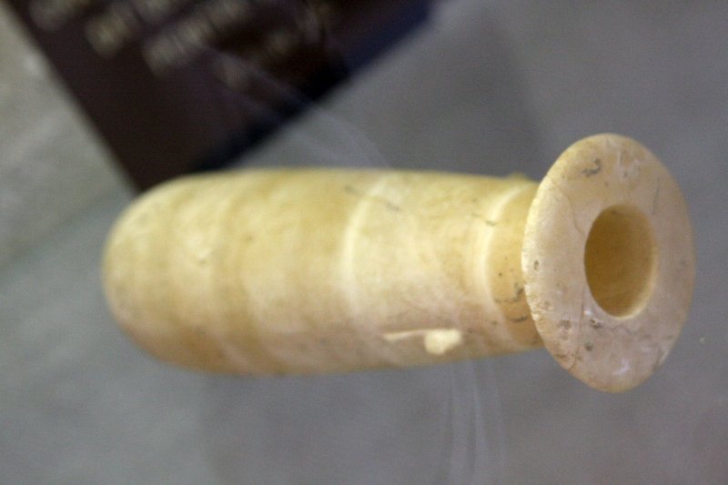 Алерия, Корсика, 2008: керамическая бутылка из древнего поселения