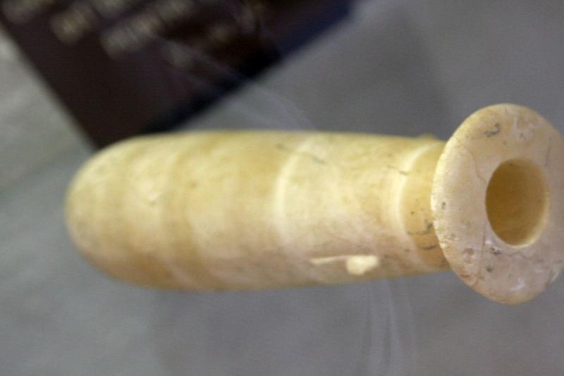 Алерия, Корсика, 2008: керамическая бутылка из древнего поселения
