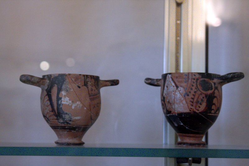 Алерия, Корсика, 2008: два керамических кубка с ручками в музейном стекле