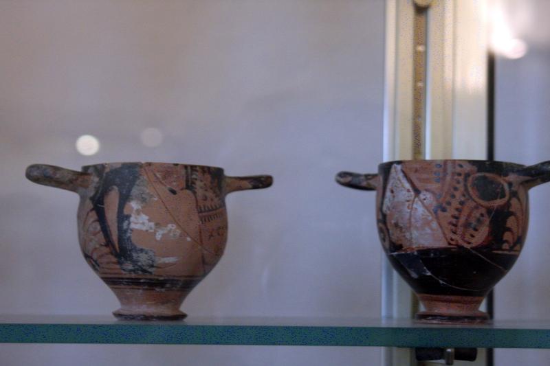 Алерия, Корсика, 2008: два керамических кубка с ручками в музейном стекле