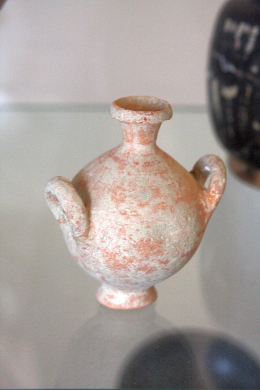 Алерия, Корсика, 2008: миниатюрная амфора с двумя ручками